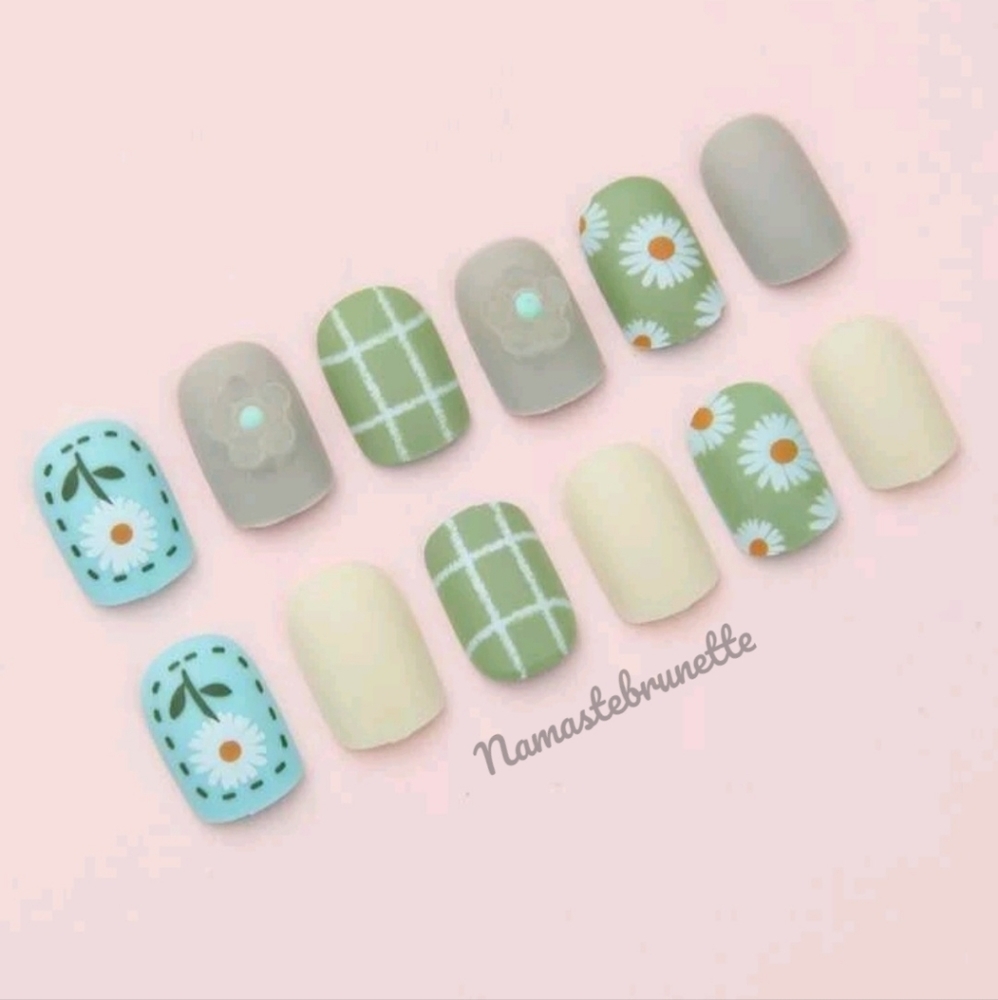 Daisy Press On Nails - Picture 3 of 10